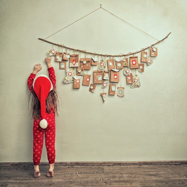 Im Adventkalender verstecken sich nicht nur Naschereien.Beate Rhomberg, Shutterstock (5), Hartinger (2), Jasmin Hörhager