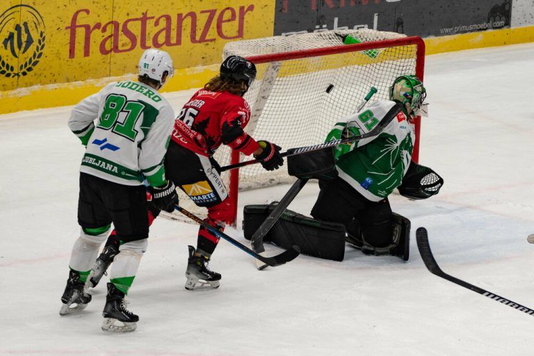 In dieser Szene schlägt der Puck zum 1:0 durch Kevin Macierzynski ein. Dietmar Stiplovsek