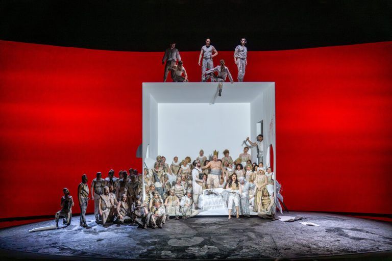 In zeitlosem Setting und Splatter-Ästhetik hat Lotte de Beer Verdis Oper „Ernani“ inszeniert.Beate Rhomberg