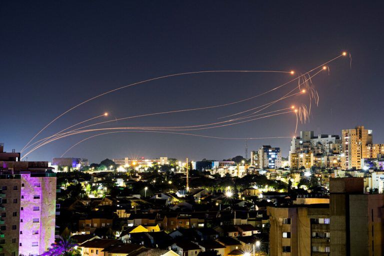 Israels „Iron Dome“ schießt Raketen ab.reuters