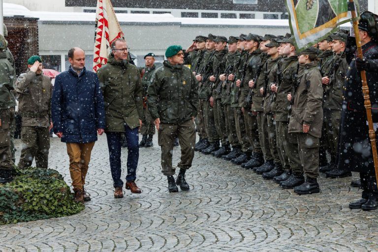 Landesrat Christian Gantner und Militärkommandant Gunther Hessel beim Abschreiten.land vorarlberg