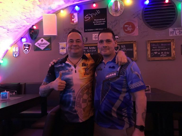 Links: Die Obmänner und Lokalbetreiber Mike Erath (l.) und Marcel Gantze, Bundesligaspieler aus dem Bregenzerwald.Rechts: Hier wird scharf geschossen. Dedeleit (2)