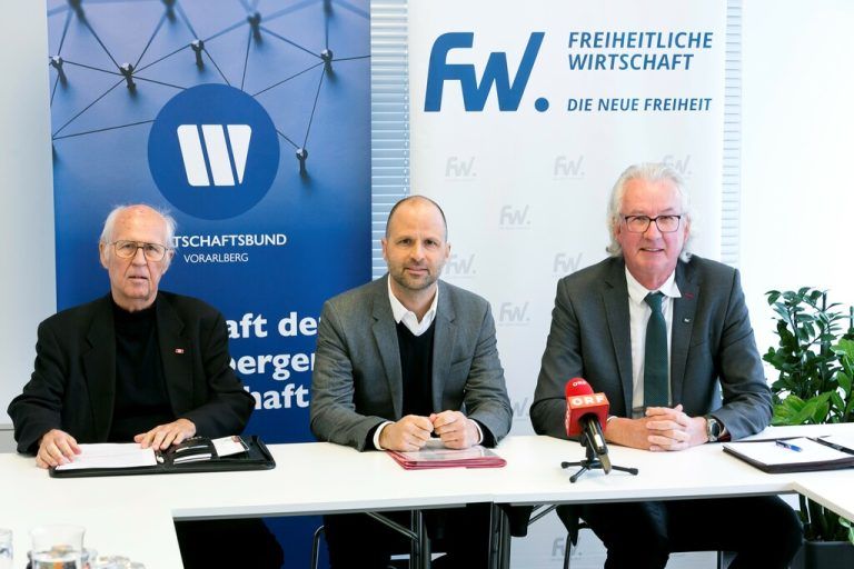 Machen bei der Wirtschaftskammerwahl 2025 wieder gemeinsame Sache, v.l..: Roland Saur (Vorarlberger Wirtschaftsverband), Marco Tittler (Wirtschaftsbund), Eduard Fischer (Freiheitliche Wirtschaft) Mathis