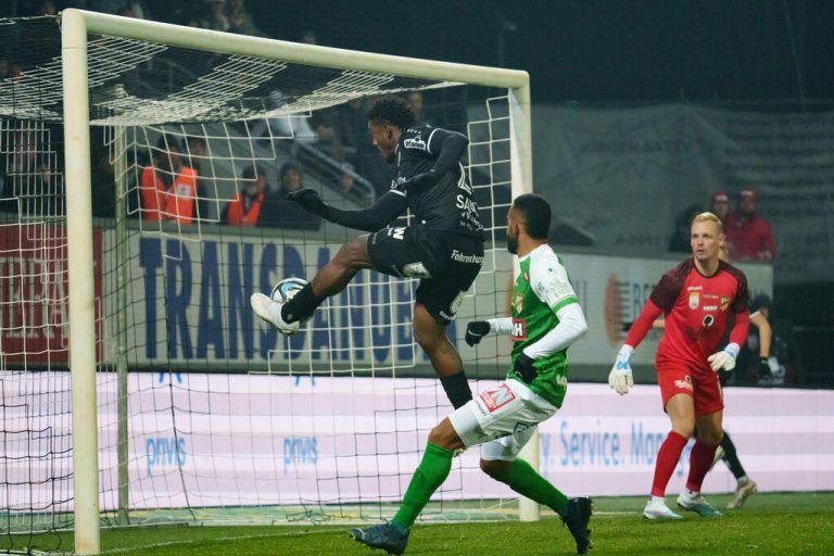 Man glaubt es kaum: In dieser Szene fällt kein Tor. Santos brachte in der 16. Minute den Ball nicht im Tor unter. Zur Stundenmarke holte der Brasilianer aber seinen Treffer nach.APA (3)