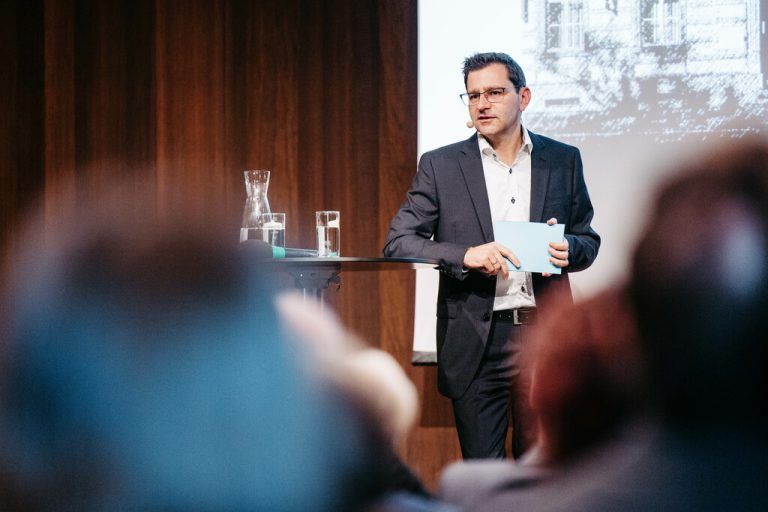 Michael Grabher leitet das Finanzbildungsseminar.VHS Bregenz/Sams