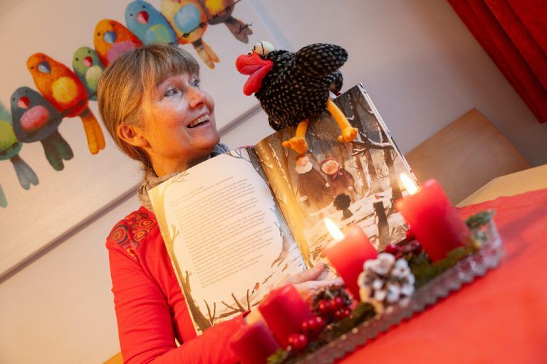 Mit ihrer Handpuppe „Pfiffikus“ liest Dagmar Bayer-Bösch besonders gern vor.Hartinger