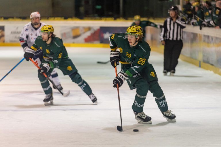 Neu-Nationalspieler Lenz Moosbrugger erzielte den wichtigen Ausgleich für den EHC Lustenau gegen Cortina. Dietmar Stiplovsek
