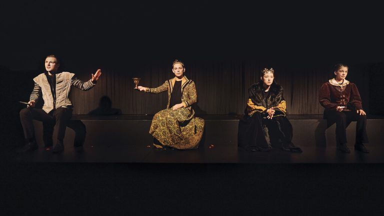 Nico Raschner, Luzian Hirzel, Josepha Yen und Isabella Campestrini in „Hamlet“.anja koehler (2)
