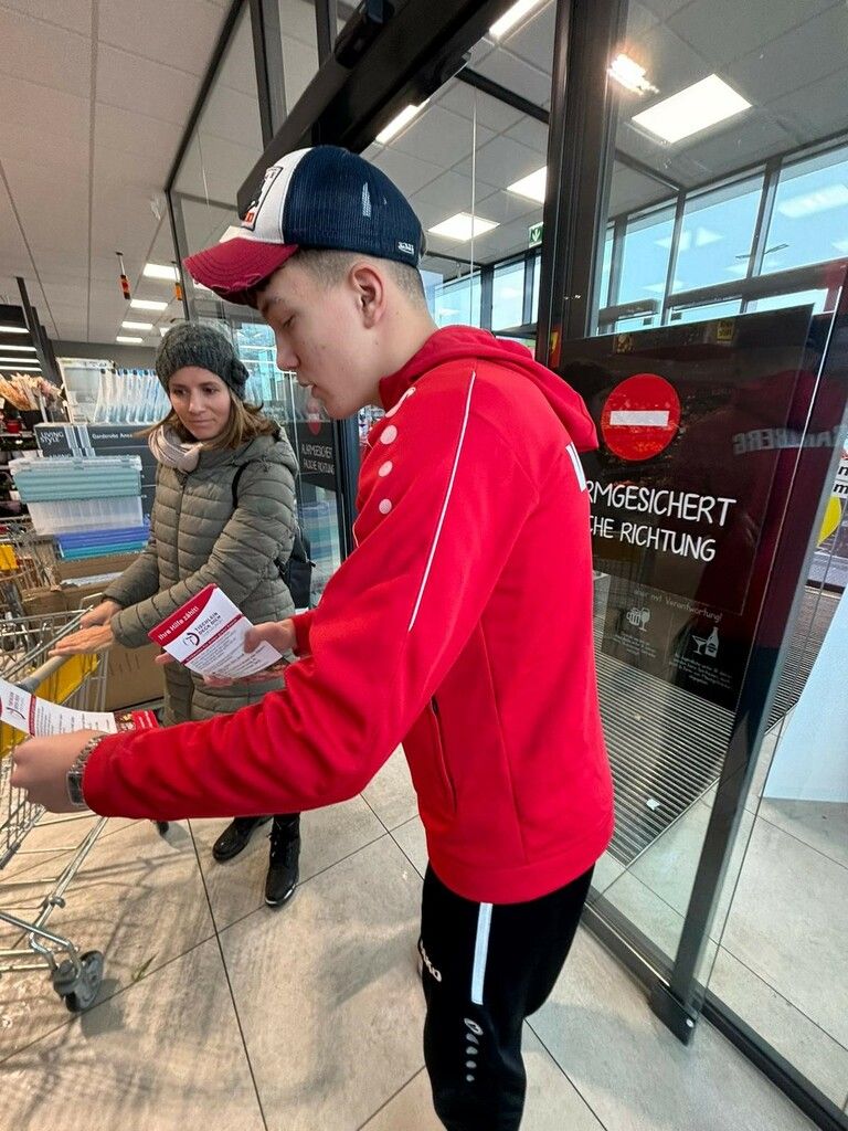 Oben: Die AKA-Vorarlberg-Spieler sprachen in fünf Hofer-Filialen die Kunden an und baten darum, beim anstehenden Einkauf Produkte für „Tischlein deck dich“ zu kaufen. Viele Kunden machten mit, wie das Bild links mit einem Teil der Warenspenden zeigt.Unten: Ein Gruppenbild mit Spielern und Trainern der AKA Vorarlberg samt Akademie-Leiter Didi Berchtold und der Familie des schwer kranken Marin, für den die Spieler auf ihr Weihnachtsessen verzichteten. Privat (5)