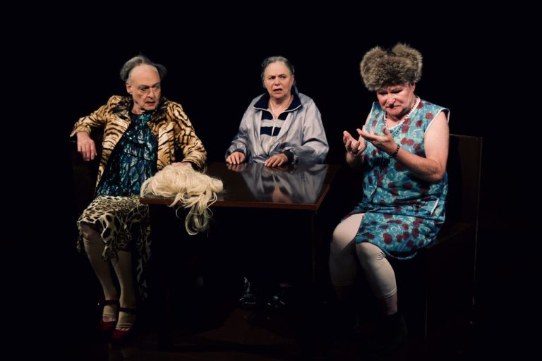 Robert Kahr, Helga Pedross und Wolfgang Pevestorf (v.l.) spielen „Die Präsidentinnen“. Kleines Bild: Regisseur Stephan Kasimir. Caro Stark, Klaus hartinger