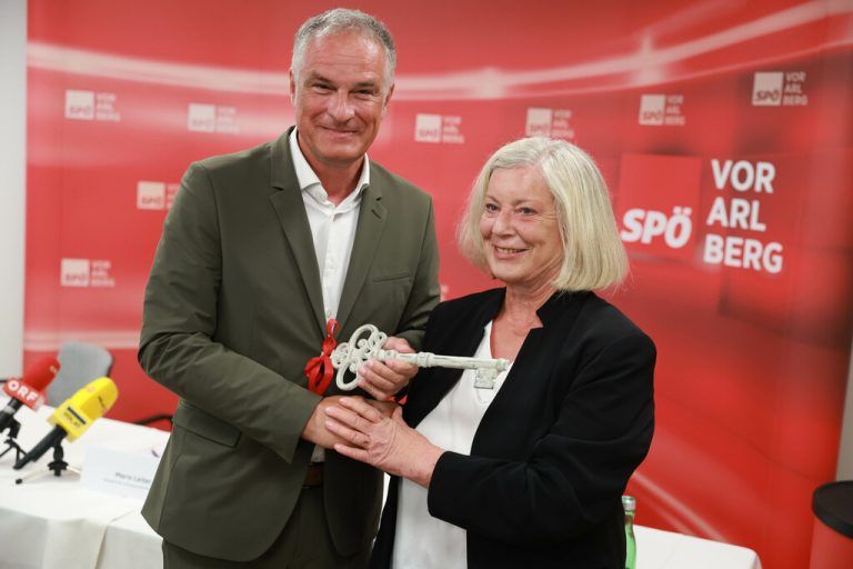 Schlüsselübergabe: Mario Leiter und Gabriele Sprickler-Falschlunger.Klaus hartinger
