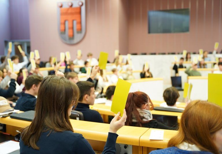 Schülerinnen und Schüler im Vorarlberger Landtag. VLK