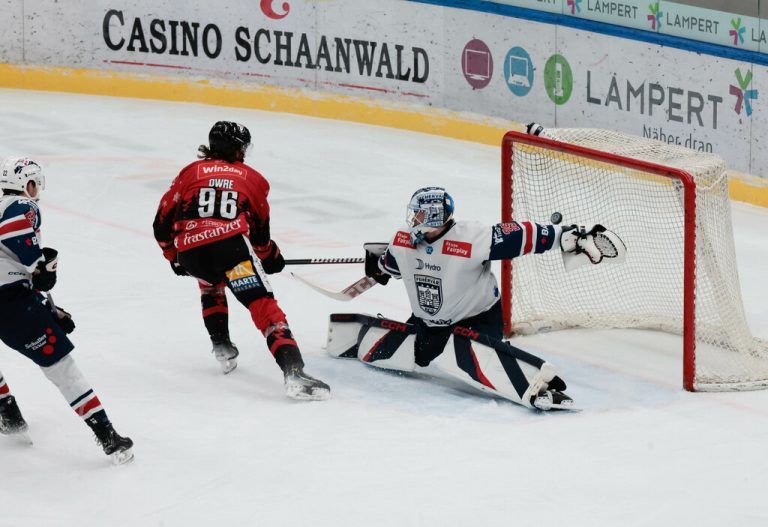 Steven Owre erzielte den Führungstreffer für die Pioneers (l.). Unten Fehervar Zweifach-Schütze Janos Hari. Klaus hartinger