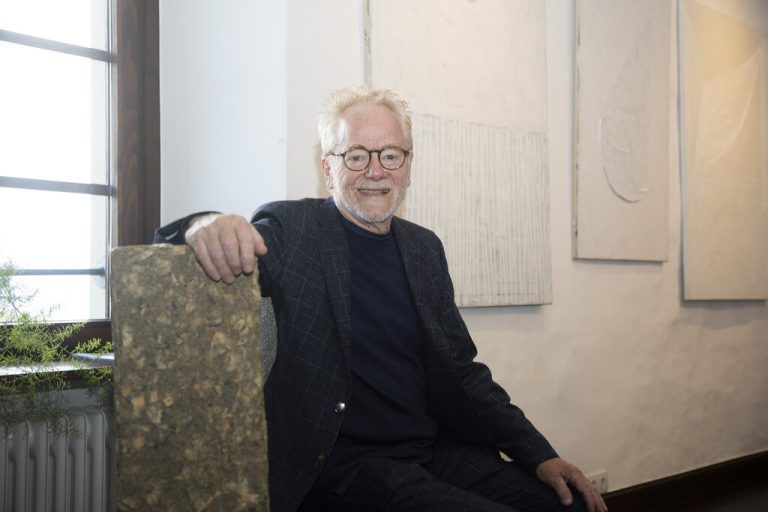 Tone Fink in einer Ausstellung auf Schloss Amberg 2021 und bei seinem großen Maskenzug in Schwarzenberg 2020 (r.).Roland Paulitsch, KLAUS HARTINGER