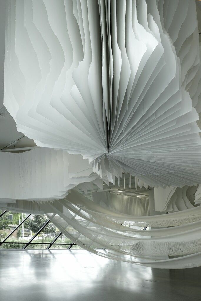 Toni Schmale, „gefährt*innen“ im Belvedere-Garten Wien (r.), Angela Glajcar „Traumfänger“ in der Landesgalerie Niederösterrich (oben).  the artist/Bildrecht Vienna