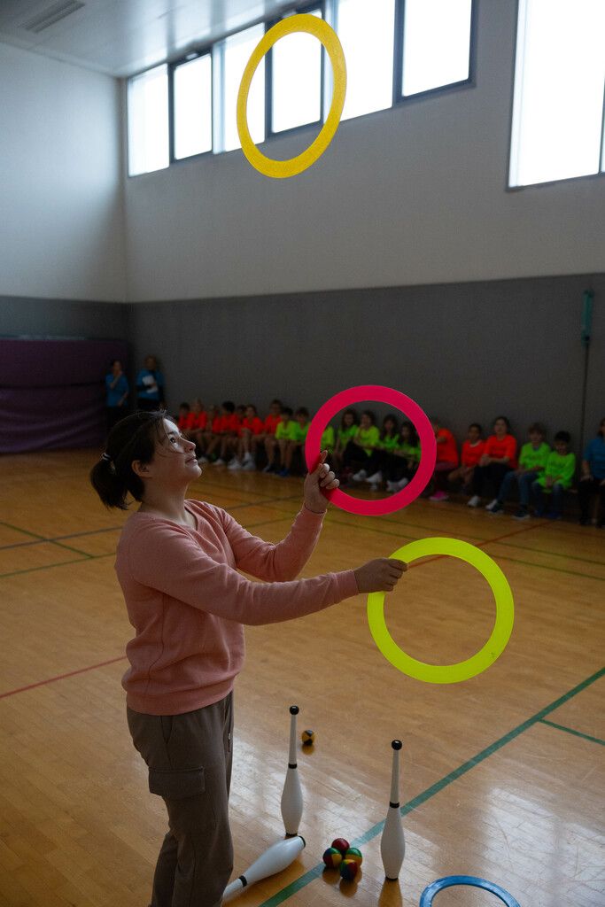 Vivian führte ihre Jonglierkünste in der Turnhalle vor.Hartinger