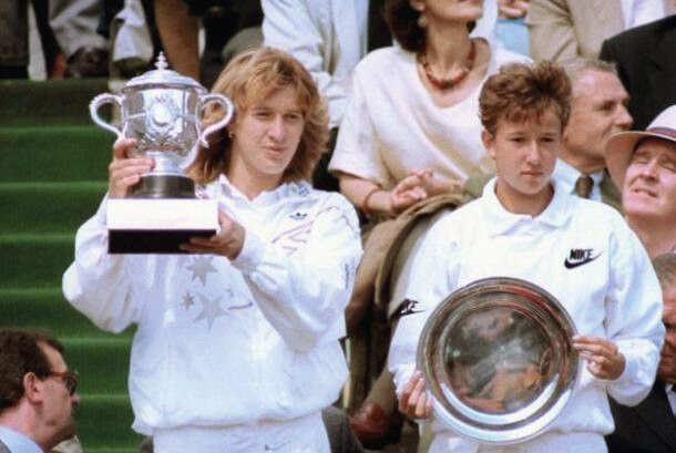 Während Graf 1988 in Paris glückselig mit der Sieger-Trophäe posierte, war Natalia Zvereva nach der 0:6,0:6-Niederlage den Tränen nah. AP