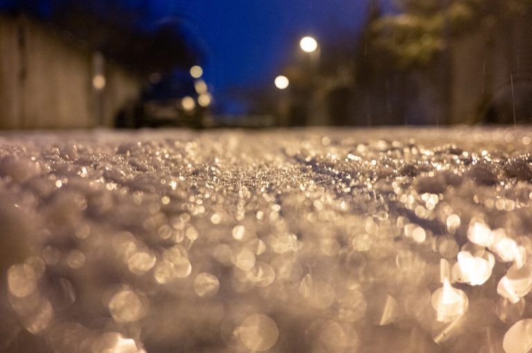 Wegen des angekündigten Eisregens sei kein sicheren Flugbetrieb möglich. dpa