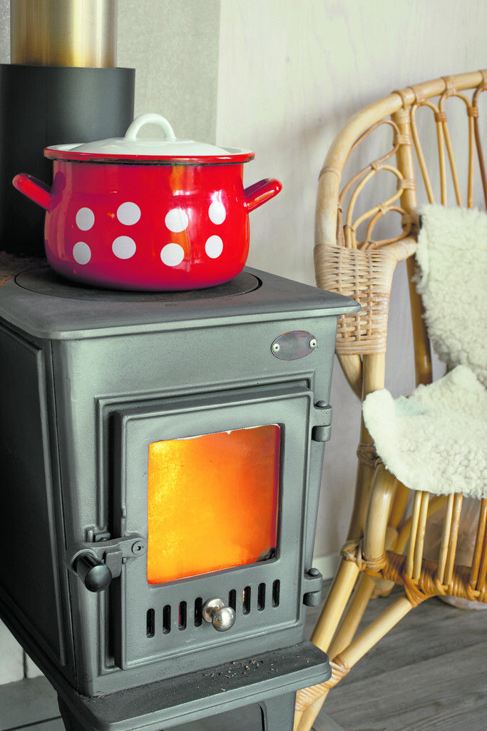 Wer einen Kaminofen sein Eigen nennt, ist auch beim Kochen weitgehend unabhängig von Strom und Gas.  Shutterstock