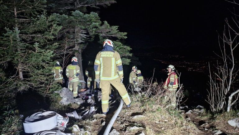 Zahlreiche Feuerwehrleute und die Bergrettung waren im Einsatz.feuerwehr hohenems