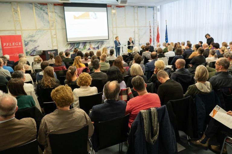 100 Pflegekräfte kamen zur Veranstaltung im Landhaus.VLK/Serra