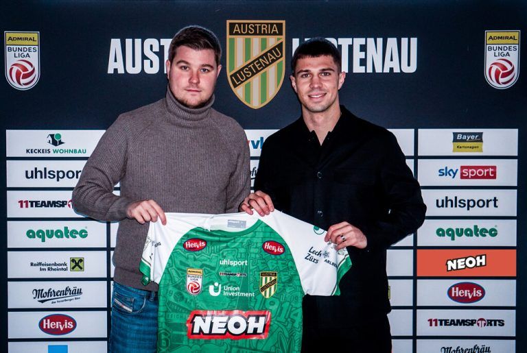 Alexander Schneider präsentiert Neuzugang Luca Meisl (r.). Verein