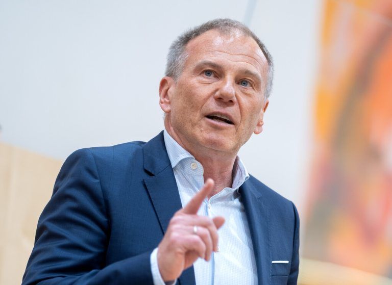 Armin Wolf bezeichnete den „Exxpress“ als „Fake-News-Schleuder“.APA/Hochmuth