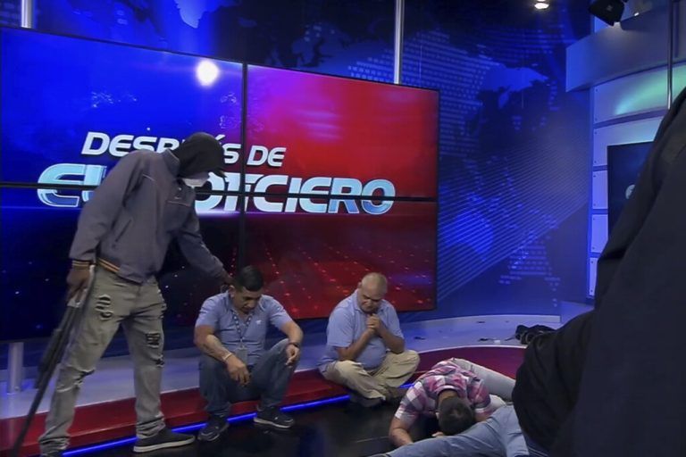 Bewaffnete Bandenmitglieder hatten am Dienstag ein TV-Studio gestürmt.TC Television network/AP