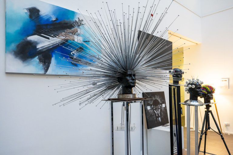 Blick in die Ausstellung mit unter anderem den Objekten von Walter Zingerle. Kleines Bild: Andreas Ender.Daniel Furxer(2)
