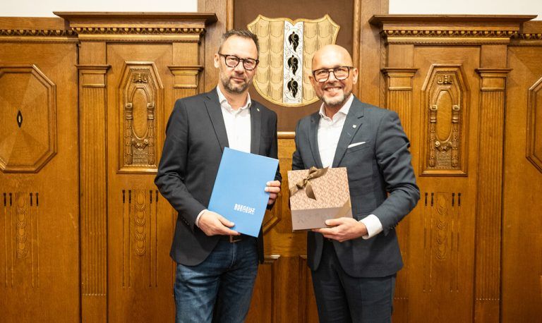 Bürgermeister Michael Ritsch und Robert Vögel bei der Übergabe des Ernennungsdekrets. Landeshauptstadt Bregenz