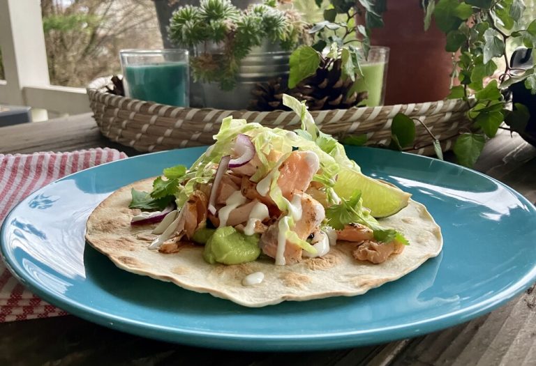 Bunte Lachs-Tacos mit cremiger Guacamole – ein frisches und köstliches Fest für die Sinne.Ulrike Hagen