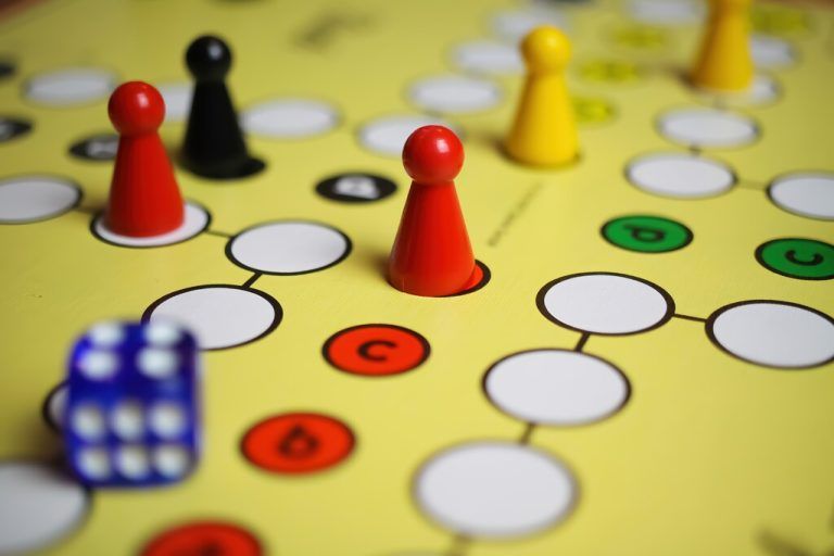 Das beliebte Brettspiel „Mensch ärgere dich nicht“ wird 110 Jahre alt.Shutterstock/Ralf Liebhold
