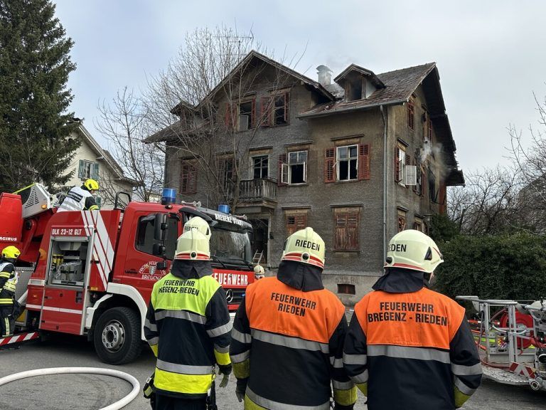 Das Haus wurde schwer beschädigt. Vol.at/Mayer