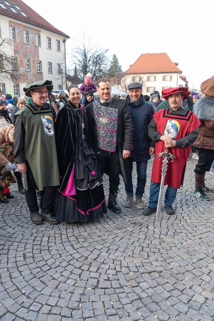 Das Ritterpaar mit den Vertretern der Schlossnarren (Karl-Heinz Sutter ganz rechts) sowie Bürgermeister und Ex-Ritter Dieter Egger. Embser Schlossnarren