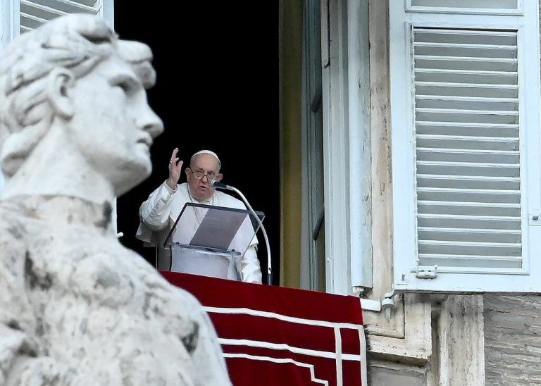 Der Papst beim Angelusgebet am 6. Jänner am St. Petersplatz im Vatikan. AFP/FILIPPO MONTEFORTE