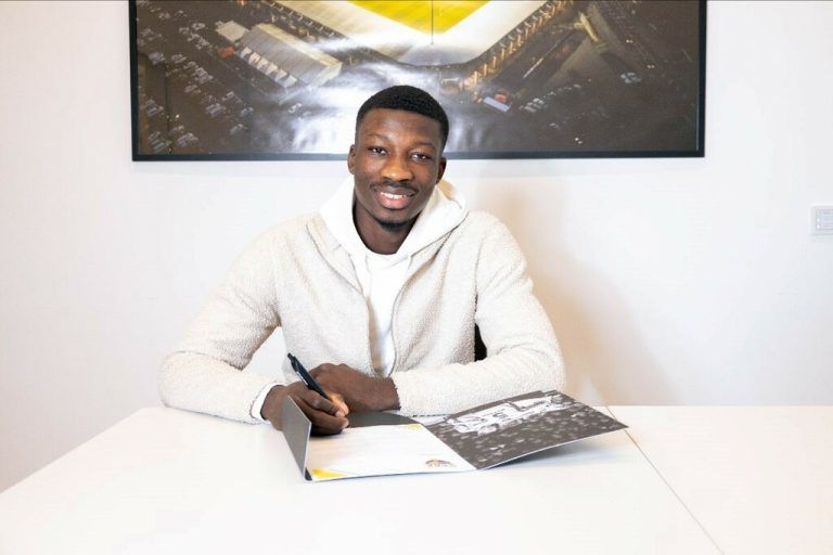 Diawara bei der Unterschrift. Verein