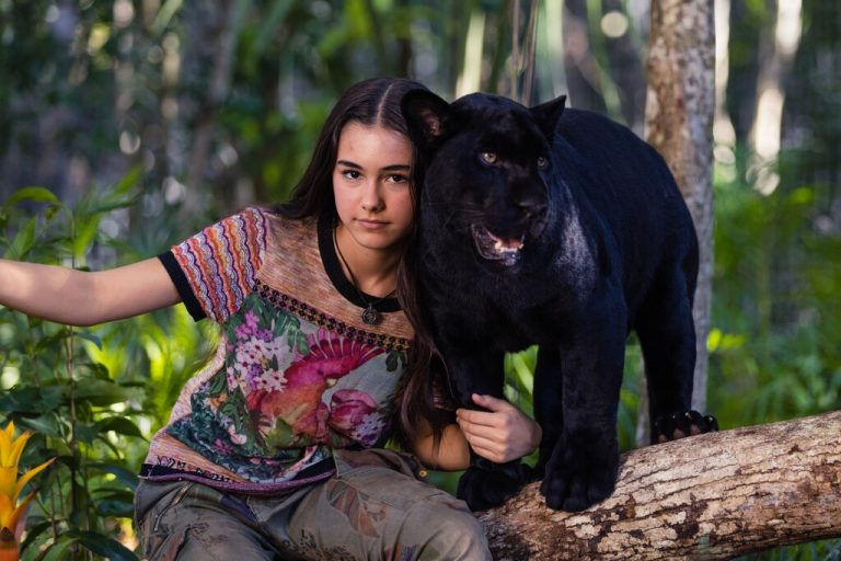 Die außergewöhnliche Reise von Ella und ihrem besten Freund, dem schwarzen Jaguar Hope. constantin film