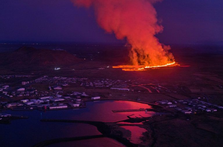 Die Lava des Vulkans hat auch Häuser erfasst und zerstört.ICELANDIC COAST GUARD/Reuters, HALLDOR KOLBEINS/APA/AFP