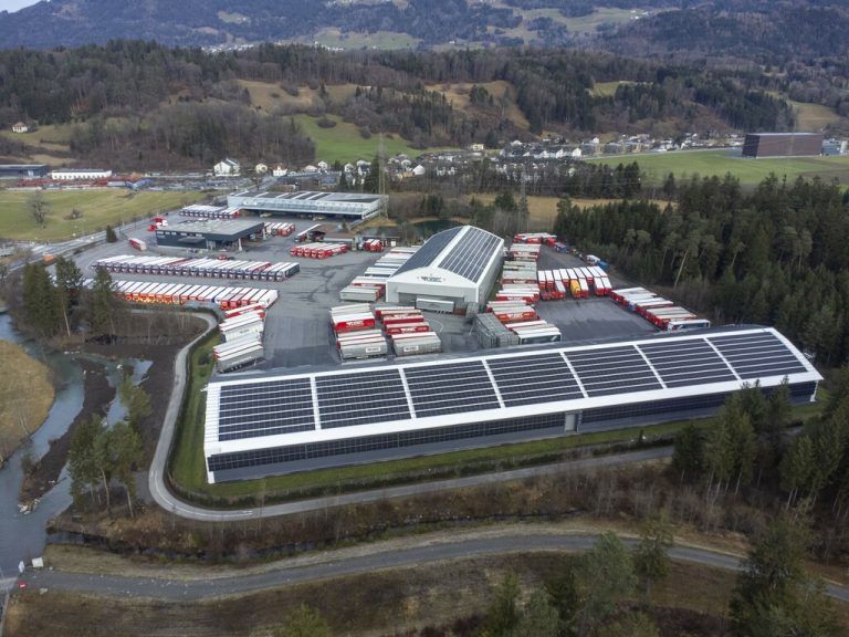 Die neue Fotovoltaik-Anlage am Firmensitz soll im März in Betrieb gehen. Vögel Transporte