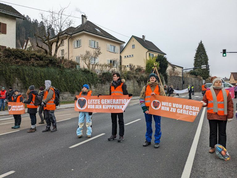 Die Proteste liefen friedlich ab, wie die Klimaaktivisten mitteilten.xtinction rebellion