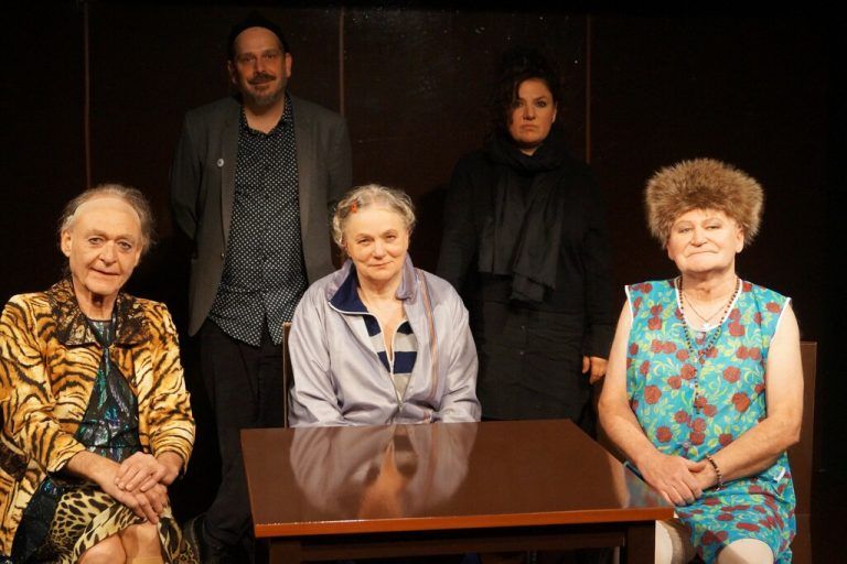 Die Schauspieler Robert Kahr, Helga Pedross und Wolfgang Pevestorf (vorne) und Regisseur Stephan Kasimir und Ausstatterin Caro Stark (hinten).Ritter (7)