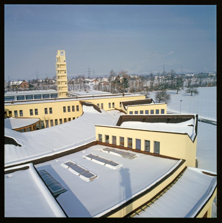 Die winterliche Landesfeuerwehrschule wenige Monate nach der Eröffnung.Handout (7), Helmut Klapper/­Vor­arlberger Landesbibliothek (2)