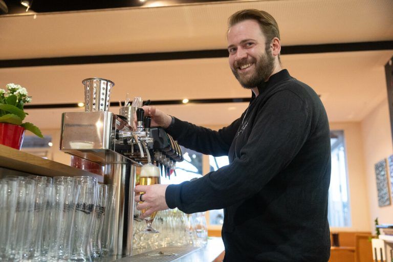 Egger vermutet, ein Bier werde in den meisten Gaststätten bald wohl mehr als fünf Euro kosten. Hartinger