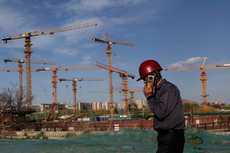 Ein Arbeiter auf einer Baustelle in Peking. Die Turbulenzen bei den Immobilienentwicklern sorgen für Verunsicherung. REUTERS
