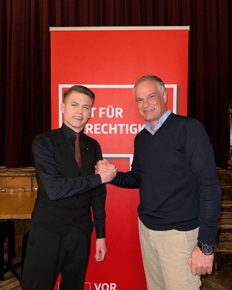 Elias Wehinger (l.) mit dem Landesparteivorsitzenden der SPÖ, Mario Leiter.SPÖ