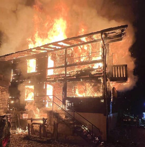 Das Haus stand in Vollbrand. FW Satteins