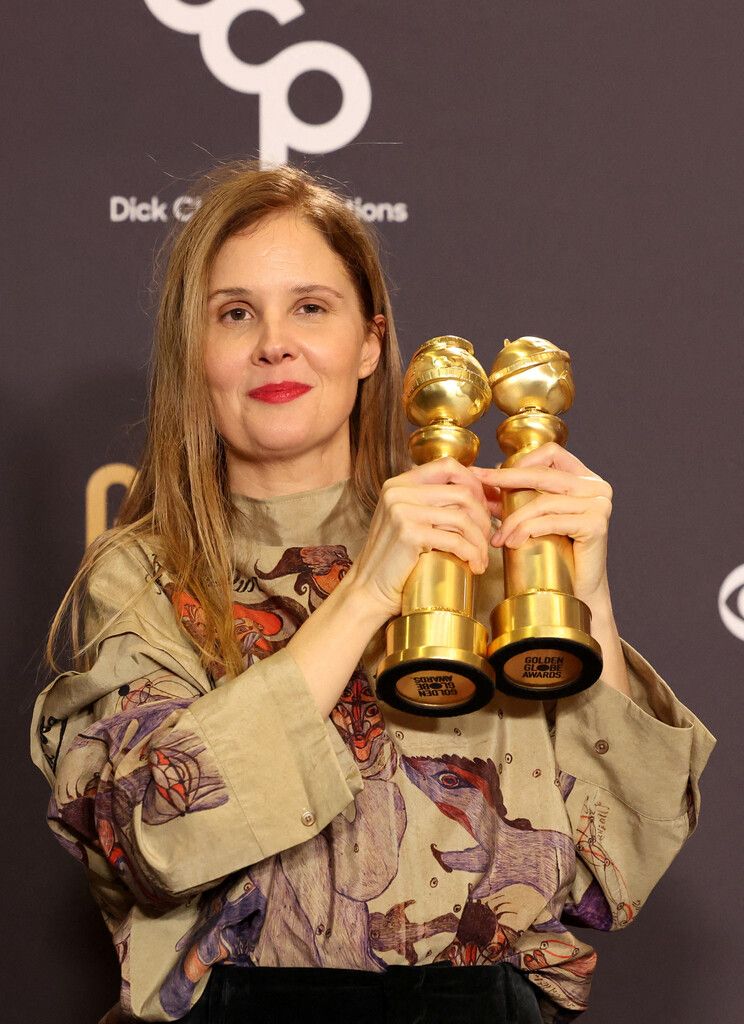 Filmemacherin Justine Triet (ganz oben links) konnte mit zwei Globes nach Hause gehen, die Schauspielerinnen Lily Gladstone (links) und Emma Stone mit je einem.