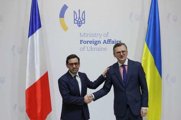 Frankreichs Außenminister Stéphane Séjourné (links) und sein ukrainischer Amtskollege Dmytro Kuleba. Anatolii STEPANOV/AFP