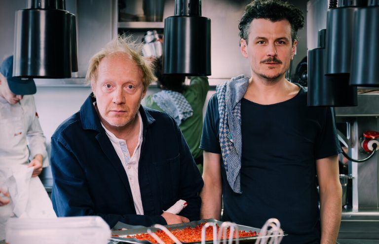 Gemeinsam auf Tour: Simon Schwarz (l.) und Manuel Rubey. www.manuelrubey.com
