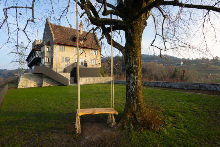 Im Hauptgebäude finden die Veranstaltungen statt (oben). In die ehemaligen privaten Räumlichkeiten im Wehrgang und Turm kommen nur Besucher von geleiteten Führungen (r.).